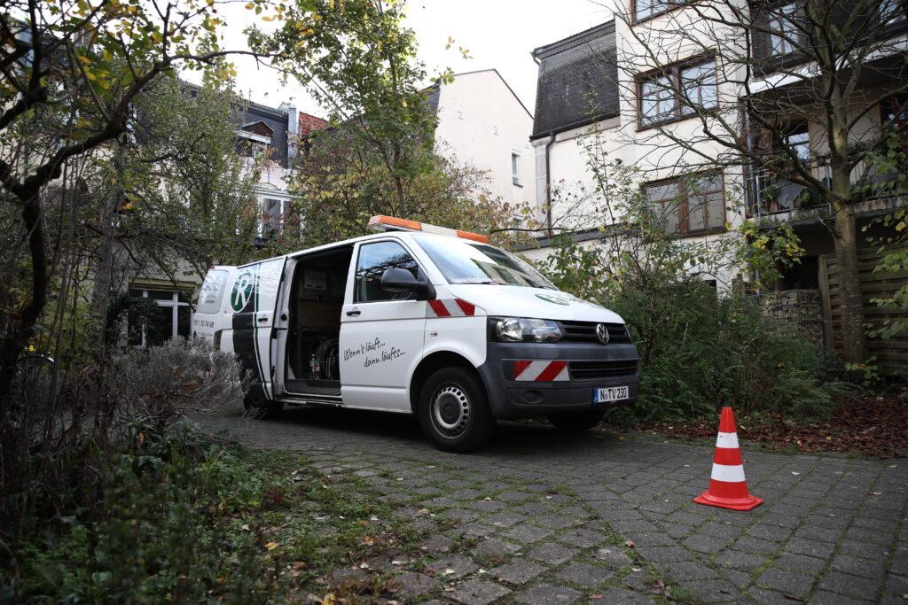 Wartungen Servicefahrzeug von Rapid Rohr- und Kanaltechnik bei einer geplanten Wartung einer Entwässerungsanlage an einem Mehrfamilienhaus.