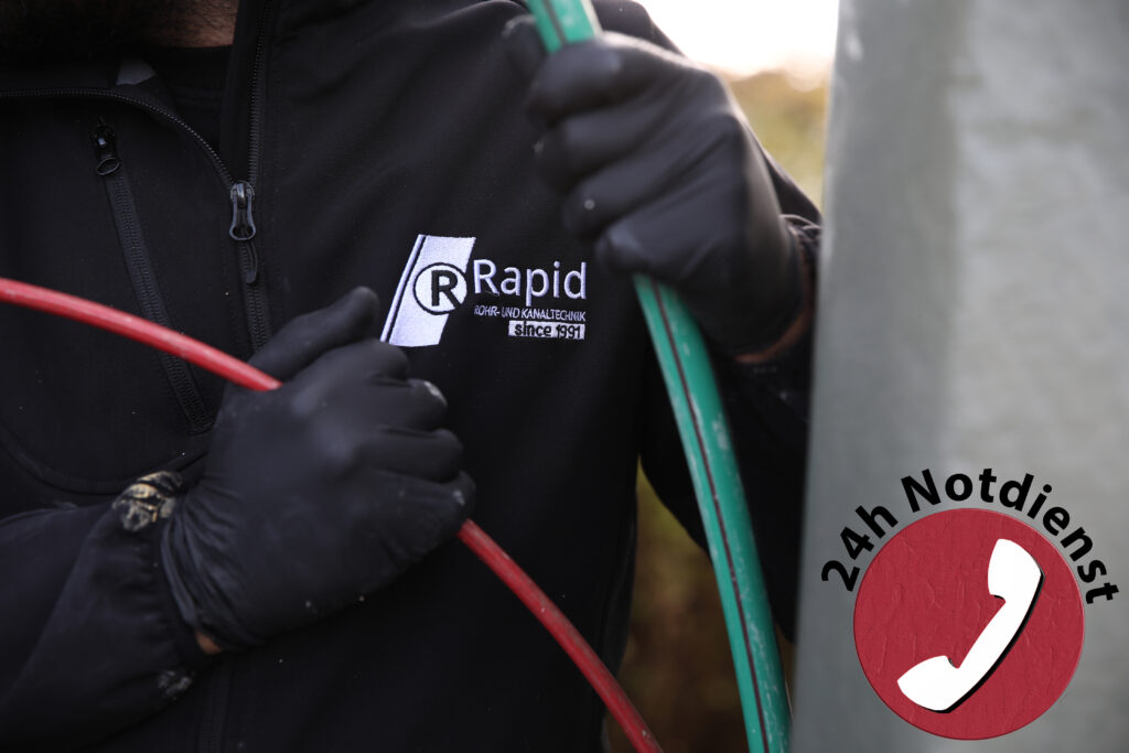 24h Notdienst Mitarbeiter des 24-Stunden-Notdienstes von Rapid Rohr- und Kanaltechnik bei einem Noteinsatz zur Beseitigung einer Rohrverstopfung.
